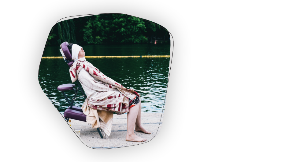 Frau im Massagestuhl am See